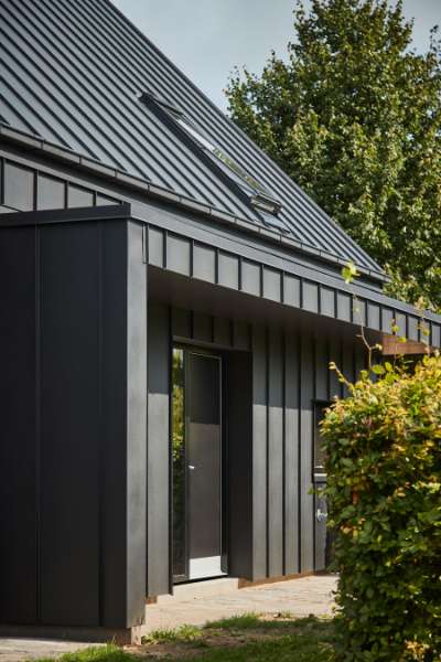 Red-brick house from the 1970s “repackaged” in steel profiles, Bakkelyparken 37, 8680 Ry